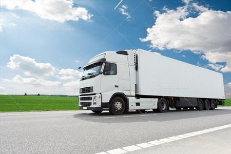 تصویر با کیفیت کامیون سفید در جاده